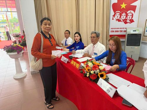 Cử tri tại khu vực bỏ phiếu số 1 nhận phiếu