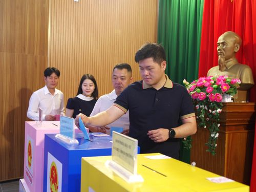 Cử tri Gia Lai bỏ phiếu bầu cử, lựa chọn ra đại biểu đủ đức, đủ tài đại diện cho ý chí, nguyện vọng của nhân dân