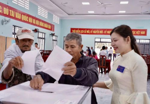 Cử tri xã Vạn Thắng tham gia bầu cử