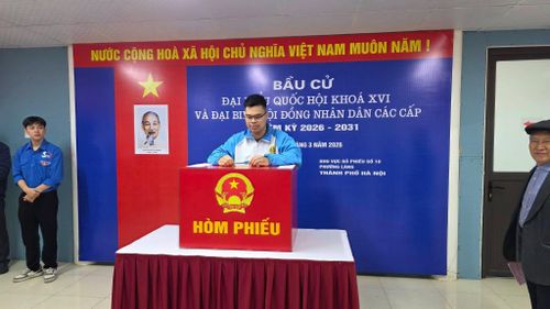 Sinh viên đủ 18 tuổi lần đầu được thực hiện quyền công dân của mình. Ảnh: Phương Anh