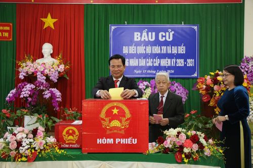 Chủ tịch UBND tỉnh Lâm Đồng Hồ Văn Mười bỏ phiếu tại khu vực bỏ phiếu số 19, thôn Nghĩa Thị, xã Đơn Dương