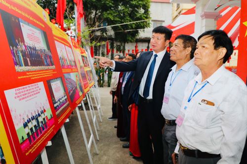 Bí thư Tỉnh ủy Trần Huy Tuấn tham quan cụm tuyên truyền bầu cử tại địa điểm bỏ phiếu. Ảnh: Trọng Hiếu