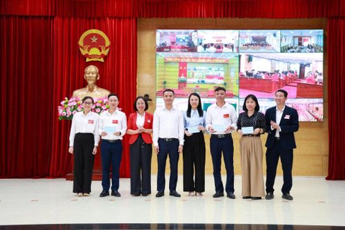 Lãnh đạo phường Hoành Bồ thưởng nóng cho các khu vực bỏ phiếu đạt 100%