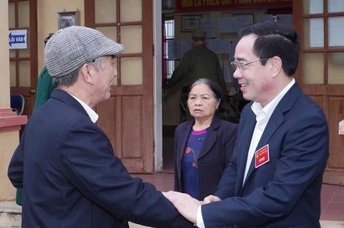 Phó Trưởng đoàn chuyên trách Đoàn Đại biểu Quốc hội khóa XV tỉnh Nguyễn Văn Huy, Ủy viên Ủy ban bầu cử tỉnh và cử tri dự lễ khai mạc bầu cử đại biểu Quốc hội khóa XVI và đại biểu HĐND các cấp nhiệm kỳ 2026 – 2031 tại khu vực bỏ phiếu số 2 (thôn Quyết Thắng), xã Vũ Thư