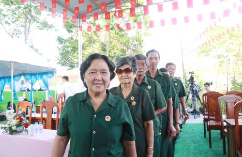 Cử tri phường Phú An, TP. Hồ Chí Minh hồ hởi đi bỏ phiếu bầu ĐBQH và HĐND các cấp. Ảnh: Văn Dũng