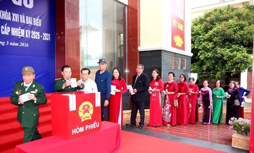 Cử tri bỏ phiếu tại khu vực bỏ phiếu số 9, xã Vĩnh Bảo. Ảnh: Đỗ Hiền