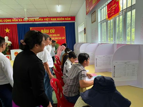 Cử tri tại Khu vực bỏ phiếu số 7, xã Nam Cam Ranh bầu cử