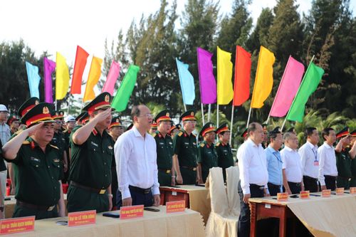 Ủy viên Trung ương Đảng, Bí thư Tỉnh ủy Cà Mau Nguyễn Hồ Hải cùng các cử tri làm lễ chào cờ tại điểm bầu cử Đơn vị bầu cử số 3, khu vực bỏ phiếu số 9, xã Đất Mũi