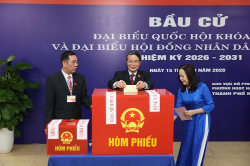 Phó Chủ tịch Quốc hội Nguyễn Đức Hải bỏ phiếu bầu cử tại Khu vực bỏ phiếu số 21, phường Ngọc Hà, Hà Nội