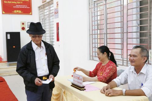 Một cử tri lớn tuổi tại phường Từ Sơn, Bắc Ninh vui vẻ khi hoàn thành quyền và trách nhiệm bầu cử