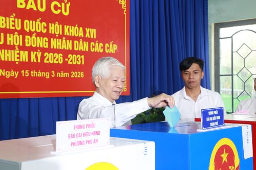 Nguyên Chủ tịch nước Nguyễn Minh Triết bỏ phiếu tại điểm bỏ phiếu Văn phòng khu phố Phú Thuận, phường Phú An, TP. Hồ Chí Minh. Ảnh: Văn Dũng