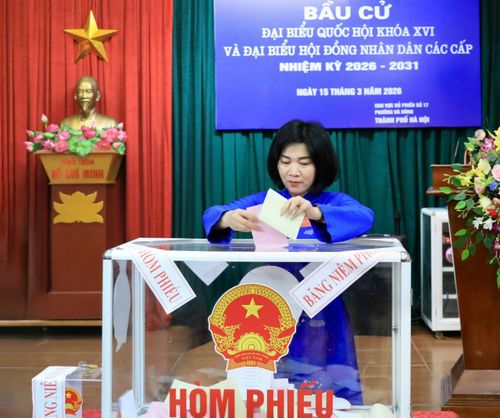 Chủ tịch HĐND thành phố Phùng Thị Hồng Hà tham gia bỏ phiếu tại nơi cư trú
