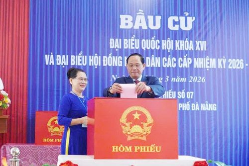 Phó Chủ tịch Quốc hội, Thượng tướng Trần Quang Phương thực hiện quyền bầu cử tại Tổ bầu cử số 7, phường Hòa Xuân, TP. Đà Nẵng