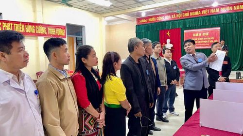 Tổ bầu cử hướng dẫn quy trình bỏ phiếu cho cử tri tại khu vực bỏ phiếu số 7 trước giờ khai mạc sáng 15/3/2026