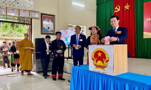 Phó Chủ tịch UBND tỉnh Bắc Ninh Lê Xuân Lợi dự khai mạc tại Tổ bầu cử số 12 thôn Mậu, xã Tây Yên Tử