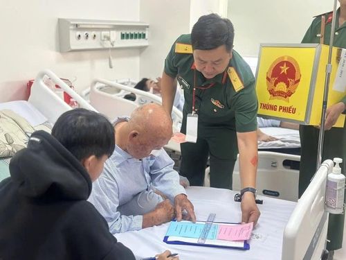Tổ bầu cử đã bố trí thùng phiếu lưu động đến các khoa lâm sàng để phát phiếu và tổ chức cho cử tri là bệnh nhân thực hiện bỏ phiếu ngay tại giường bệnh