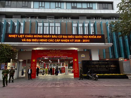Điểm bỏ phiếu số 8, 9 tại trường Tiểu học Kim Đồng, phường Giảng Võ
