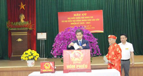 Ủy viên Ban Thường vụ Tỉnh ủy, Trưởng ban Tuyên giáo và Dân vận Tỉnh ủy Nguyễn Văn Chiến dự lễ khai mạc bầu cử và bỏ phiếu Tổ bầu cử số 27, xã Như Quỳnh