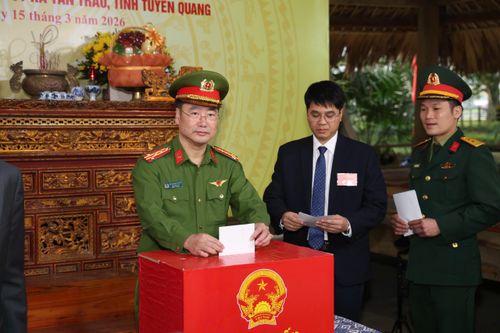 Lực lượng công an xã Tân Trào tham gia bỏ phiếu tại khu vực bầu cử số 1