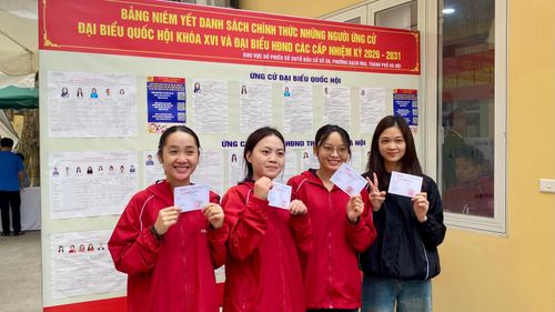 Nhiều sinh viên hào hứng tham gia bỏ phiếu, thể hiện trách nhiệm của cử tri trẻ đối với hoạt động chung. Ảnh: Phương Anh