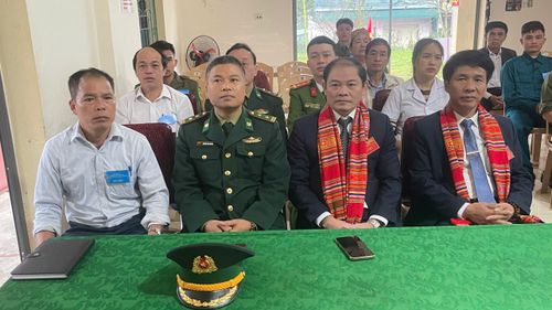 Các đại biểu tham dự lễ khai mạc bầu cử tại khu vực bỏ phiếu số 8
