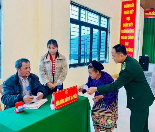 Hỗ trợ người cao tuổi làm thủ tục nhận phiếu bầu