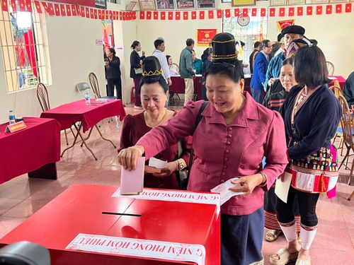 Đồng bào các dân tộc tại Làng đi bỏ phiếu. Ảnh: Q.Hải