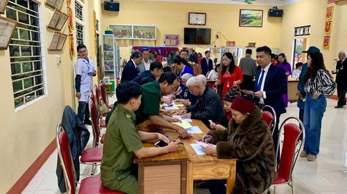 Cử tri tham gia bầu cử tại Tổ bầu cử số 18, thôn An Thịnh, xã Mậu A