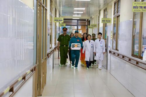 Các Tổ bầu cử số mang thùng phiếu đến bệnh viện để bảo đảm quyền bầu cử cho cử tri là đội ngũ y, bác sĩ đang thực hiện nhiệm vụ và bệnh nhân đang điều trị tại bệnh viện