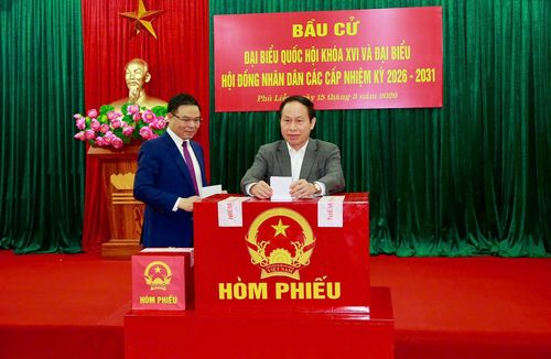 Ủy viên Trung ương Đảng, Bí thư Thành ủy, Trưởng Đoàn ĐBQH thành phố Lê Tiến Châu; Ủy viên Trung ương Đảng, Quyền Bộ trưởng Bộ Công thương Lê Mạnh Hùng bỏ phiếu tại điểm bầu cử phường Phù Liễn. Ảnh: Duy Thính