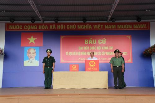 Bí thư Tỉnh ủy Nguyễn Hồ Hải bỏ lá phiếu đầu tiên tại Đơn vị bầu cử số 3 xã Đất Mũi