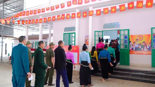 Cử tri đến điểm bầu cử từ sáng sớm để thực hiện nghĩa vụ công dân. Ảnh: Thúy Hà