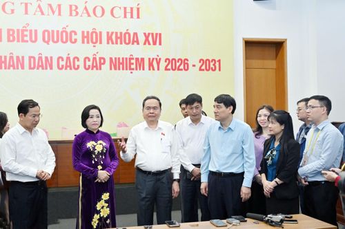 Chủ tịch Quốc hội Trần Thanh Mẫn thăm, động viên cán bộ Văn phòng Hội đồng Bầu cử quốc gia và phóng viên báo chí tại Nhà Quốc hội. Ảnh: Quang Khánh