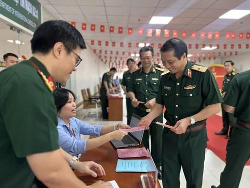 Cử tri là cán bộ, nhân viên, người lao động của bệnh viện và bệnh nhân đang điều trị tại bệnh viện tham gia bỏ phiếu