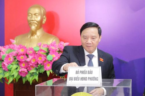 Phó Chủ tịch Quốc hội Nguyễn Khắc Định thực hiện quyền bầu cử tại Khu vực bỏ phiếu số 16, phường Cầu Giấy, Hà Nội