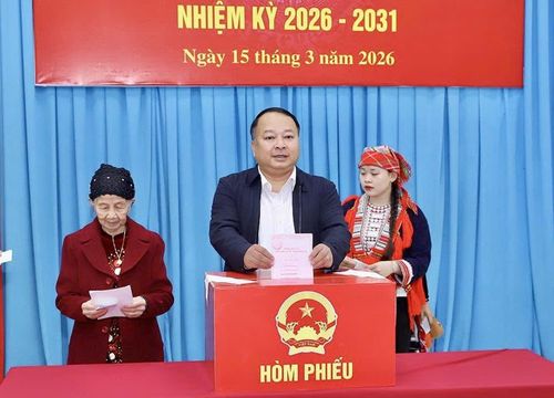 Chủ tịch UBND tỉnh Tuyên Quang Phan Huy Ngọc tham gia bỏ phiếu cùng cử tri tại khu vực bỏ phiếu số 7, đơn vị bầu cử số 4, phường Hà Giang 1, tỉnh Tuyên Quang
