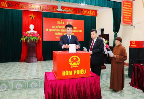 Ủy viên Trung ương Đảng, Bí thư Tỉnh ủy, Trưởng Ban Chỉ đạo cuộc bầu cử tỉnh Trần Huy Tuấn và các cử tri bỏ phiếu bầu cử tại Khu vực bỏ phiếu số 31, phường Hoa Lư. Ảnh: Trọng Hiếu