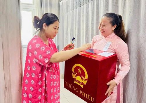 Các thành viên tổ bầu cử phường mang thùng phiếu đến phòng bệnh cho các sản phụ trực tiếp thực hiện quyền công dân