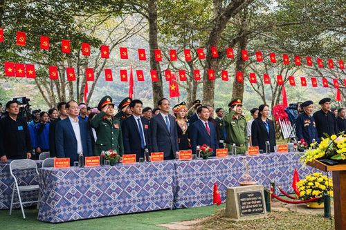 Ủy viên Trung ương Đảng, Bí thư Tỉnh ủy Hầu A Lềnh cùng các đại biểu thực hiện nghi lễ chào Cờ