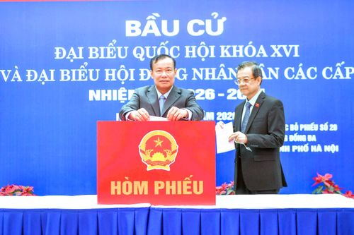 Chủ nhiệm Ủy ban Quốc phòng, An ninh và Đối ngoại, Thượng tướng Lê Tấn Tới là cử tri đầu tiên bỏ phiếu bầu ĐBQH Khóa XVI và đại biểu HĐND các cấp nhiệm kỳ 2026 - 2031 tại điểm bầu cử số 20, phường Đống Đa, TP. Hà Nội
