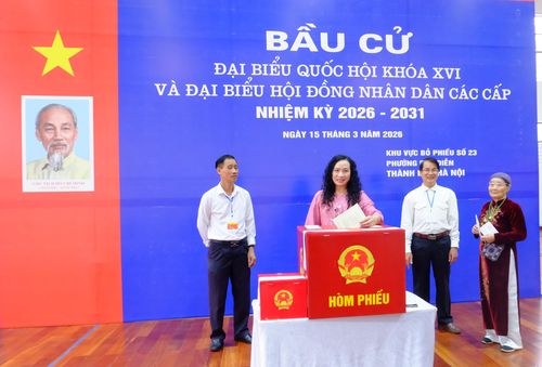 TS.NSƯT Nguyễn Thúy Nga, Giám đốc Học viện Múa Việt Nam bỏ phiếu bầu cử tại khu vực bỏ phiếu số 23, phường Phú Diễn, TP. Hà Nội. Ảnh: Ng.Phương