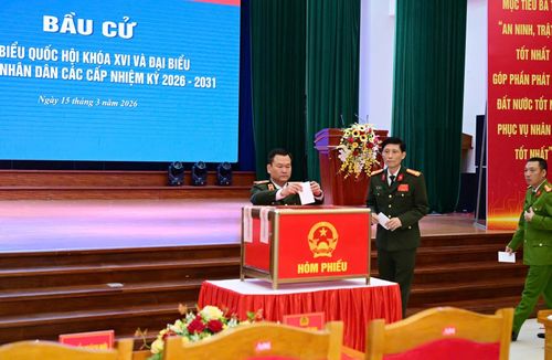 Thiếu tướng Bùi Quang Bình, Ủy viên Ban Thường vụ Thành ủy, Giám đốc Công an thành phố Hải Phòng cùng các cử tri bỏ phiếu bầu cử