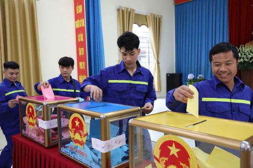 Cử tri thợ Mỏ bỏ phiếu bầu cử. Ảnh: T. Nguyên
