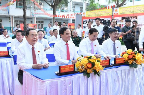 Chủ tịch Quốc hội Trần Thanh Mẫn dự khai mạc tại Khu vực bỏ phiếu số 14, xã Hóc Môn. Ảnh: Lâm Hiển