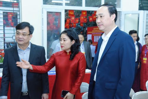 Phó Bí thư Đảng ủy Quốc hội, Phó Bí thư Đảng ủy các cơ quan tham mưu, giúp việc của Đảng ủy Quốc hội Phùng Khánh Tài cùng các đại biểu đến khu vực bỏ phiếu số 19, phường Thanh Xuân, Hà Nội thực hiện quyền bầu cử và dự lễ khai mạc cuộc bầu cử. Ảnh: Xuân Quý