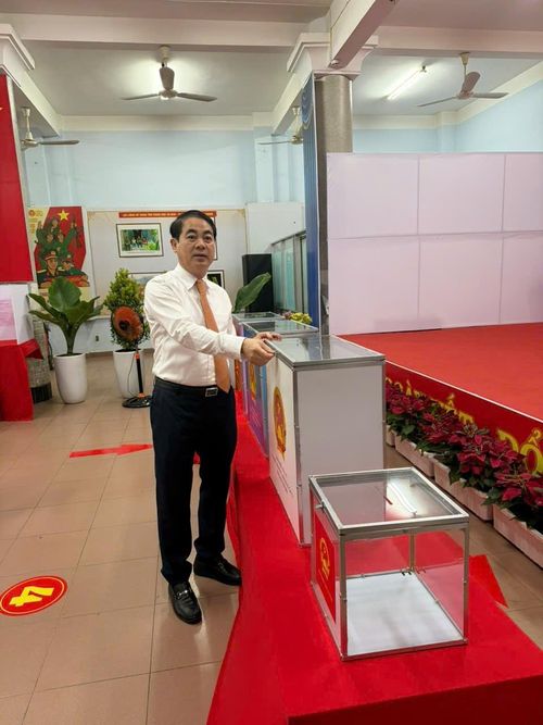 Bí thư Tỉnh ủy Khánh Hòa Nghiêm Xuân Thành kiểm tra công tác chuẩn bị tại khu vực bỏ phiếu.