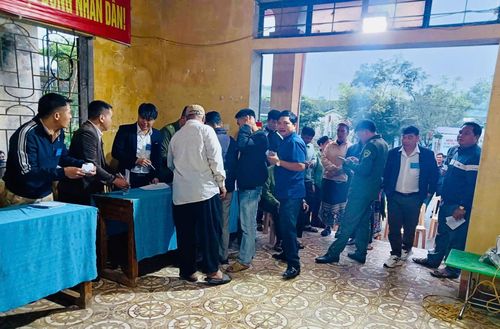 Cử tri làm thủ tục nhận phiếu