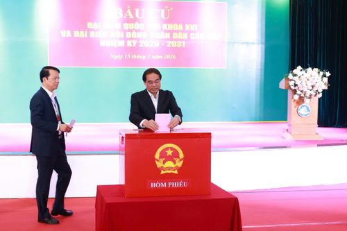 Ủy viên Trung ương Đảng, Bí thư Tỉnh ủy Trịnh Xuân Trường dự lễ khai mạc đã bỏ lá phiếu đầu tiên thực hiện quyền và nghĩa vụ công dân của mình