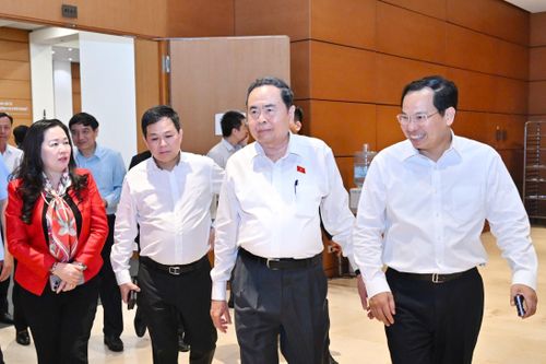 Chủ tịch Quốc hội Trần Thanh Mẫn thăm, động viên cán bộ Văn phòng Hội đồng Bầu cử quốc gia và phóng viên báo chí tại Nhà Quốc hội. Ảnh: Quang Khánh