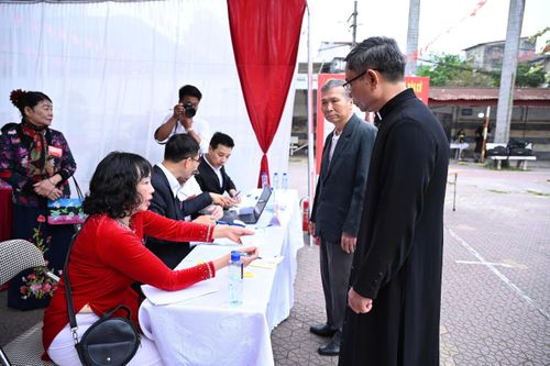 Những cử tri bầu tiên nhận phiếu bầu cử
